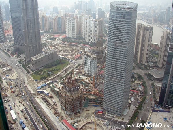 上海国际金融中心幕墙施工有序推进